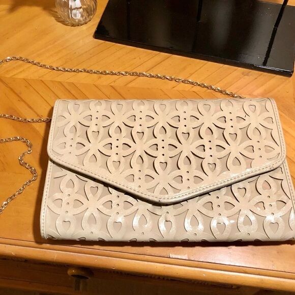 URBANâEXPRESSIONSâCUT OUTâTAN/GOLDâCROSSBODYâCLUTCH - Picture 16 of 16